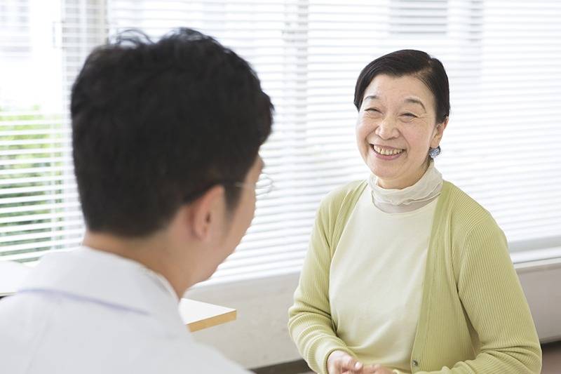 医師に検査について相談するイメージ